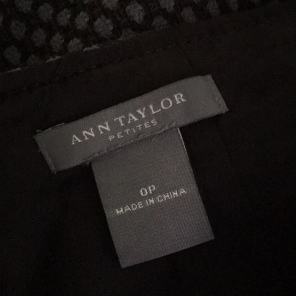 Ann Taylor Virgin Wool Mini Skirt 0P Grey Polka Dots Buttons Pockets Pleat - Picture 6 of 7